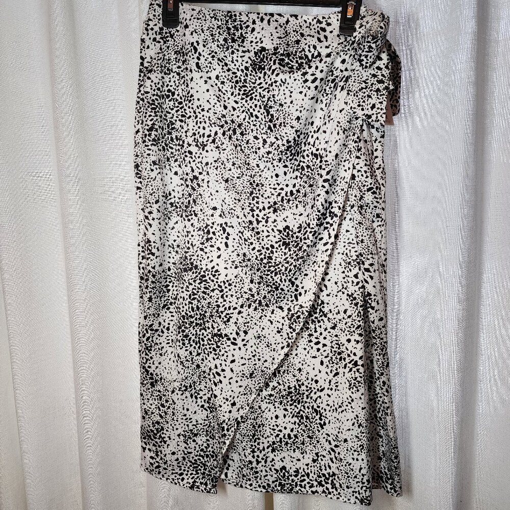 Faux wrap skirt, white silk like fabric, Nine West, Large